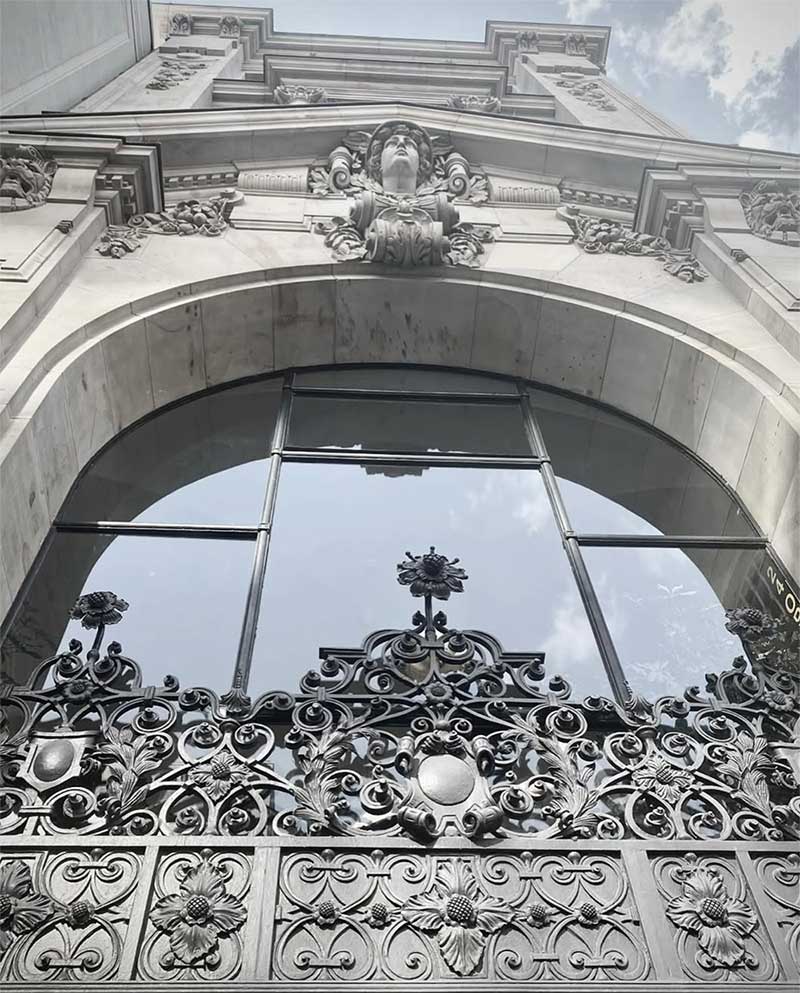 Historische Gebäudefassade mit großem, rundbogigem Fenster