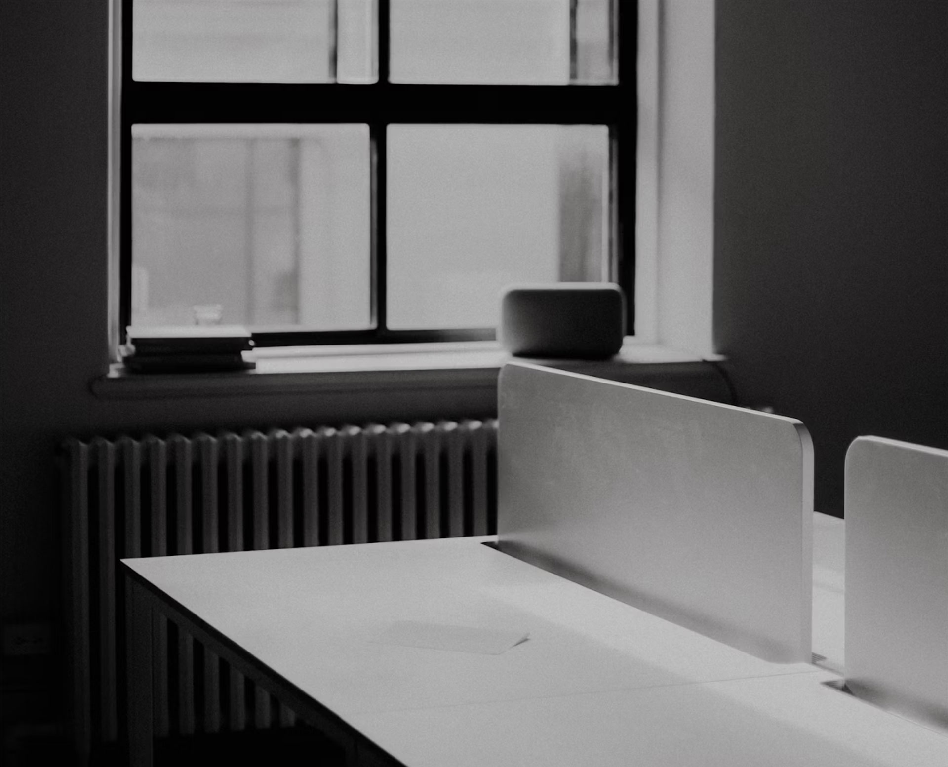 Schreibtisch am Fenster - hier entstehen strategische Websites