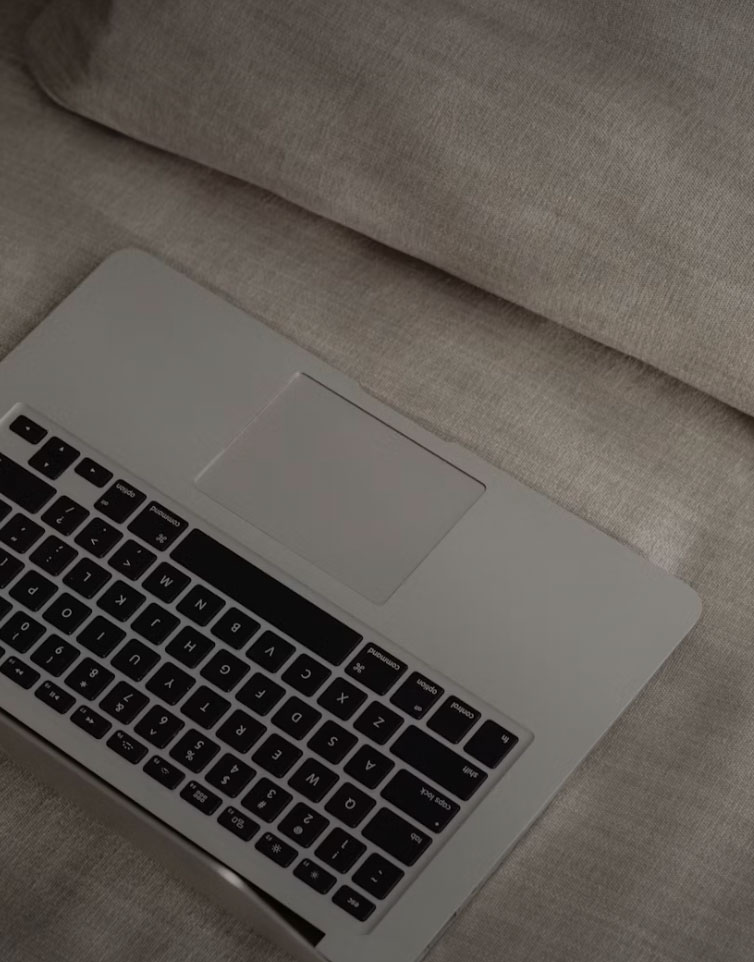 Laptop auf dem Sofa - hier entstehen Markenstrategien
