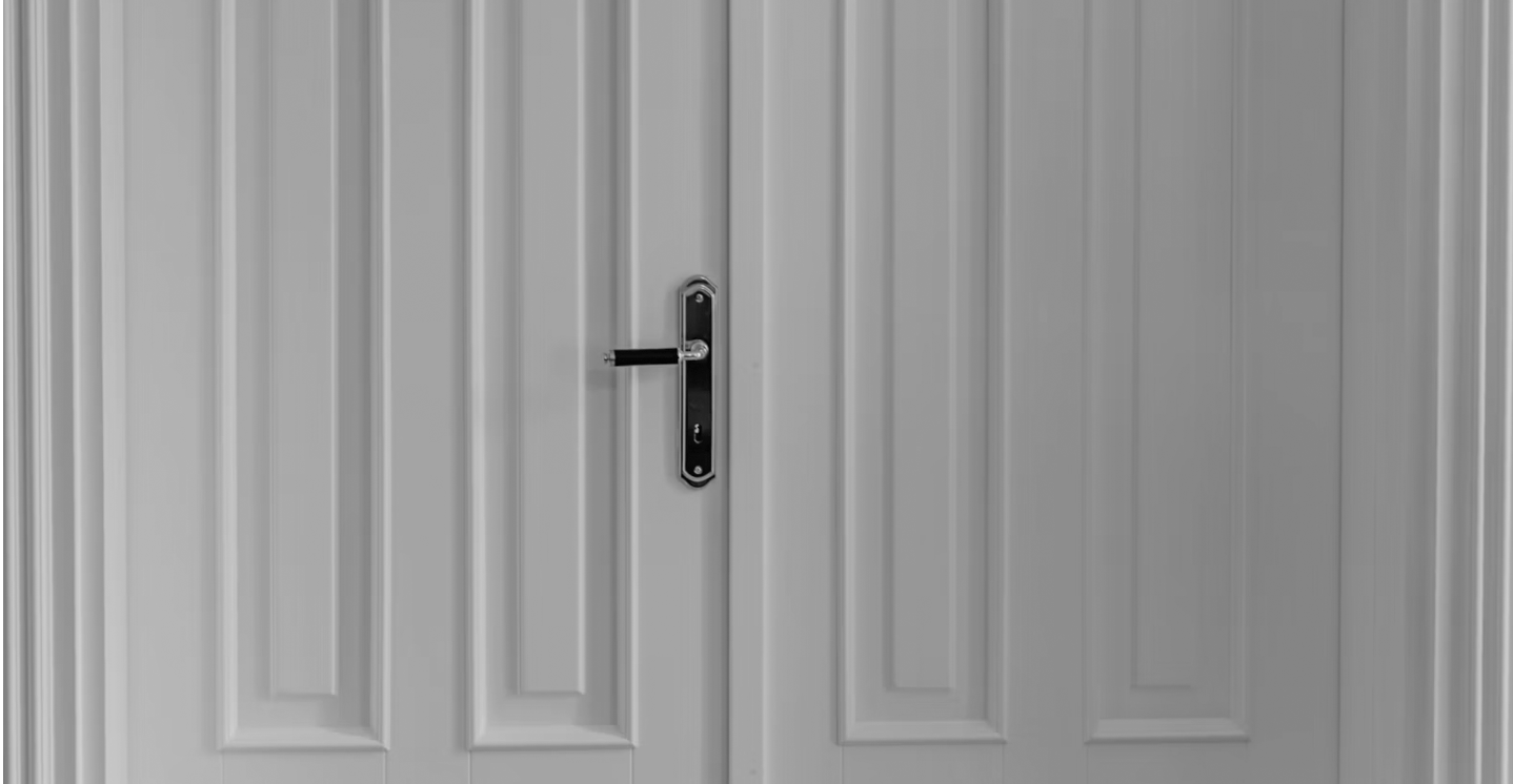 Schreibtisch am Fenster - hier entstehen strategische Websites